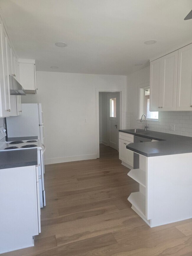 Foto del edificio - 4 bd 2 ba