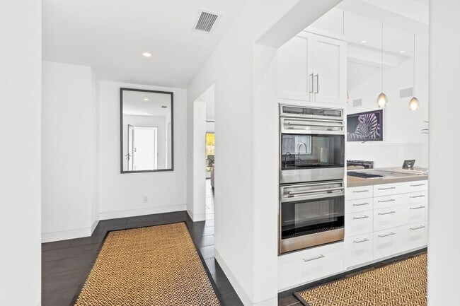 Building Photo - Fully Furnished Townhome with Vineyard Views