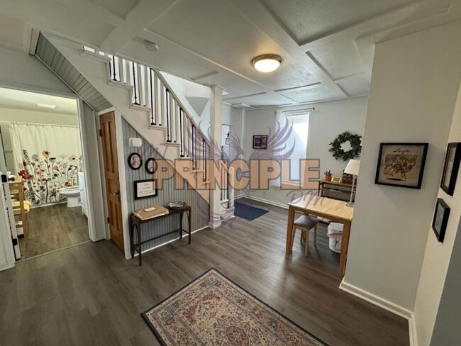 Building Photo - Historical furnished house in uptown Butte