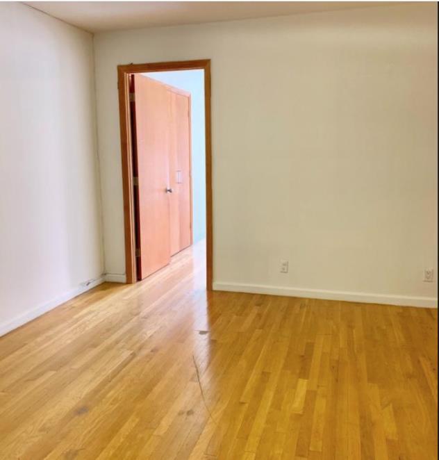 Building Photo - 213 E 84th St