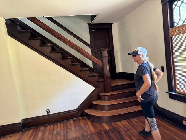 Entry & Stairs - 119 Butternut Ave