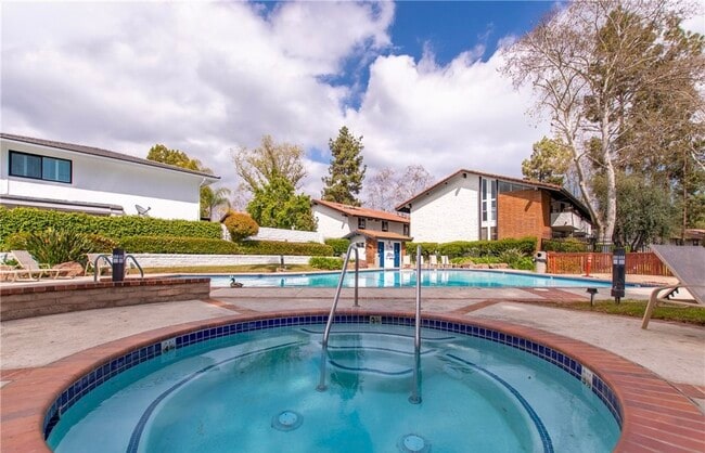 Foto del edificio - 31555 Lindero Canyon Rd