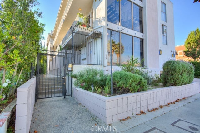 Building Photo - 695 S Norton Ave