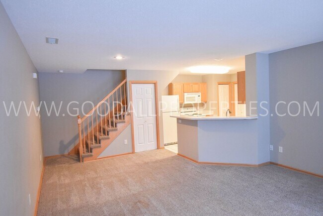 Foto del edificio - Beautiful 2 bedroom, 2 bath Town house in West Des Moines with 1-car attached garage