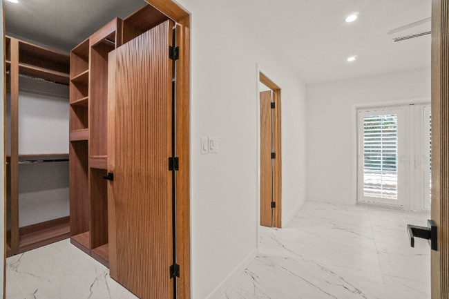 Building Photo - 4230 Van Nuys Blvd