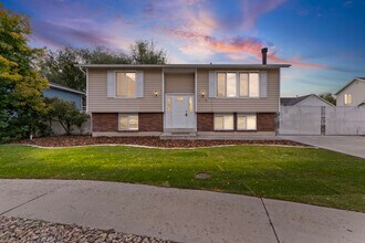 Building Photo - 470 75 W