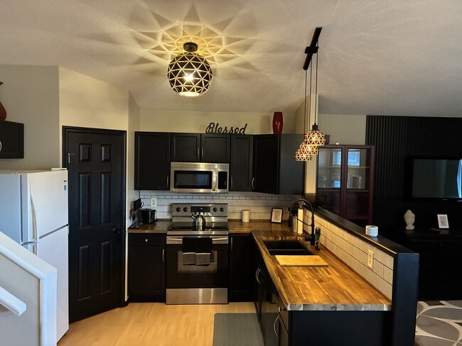 Building Photo - 9318-9130 AvenueUpper