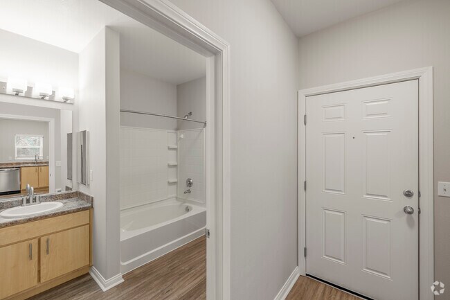 The Elm - Baño *Estudio - 678SF - Baño/Entrada - Woodland