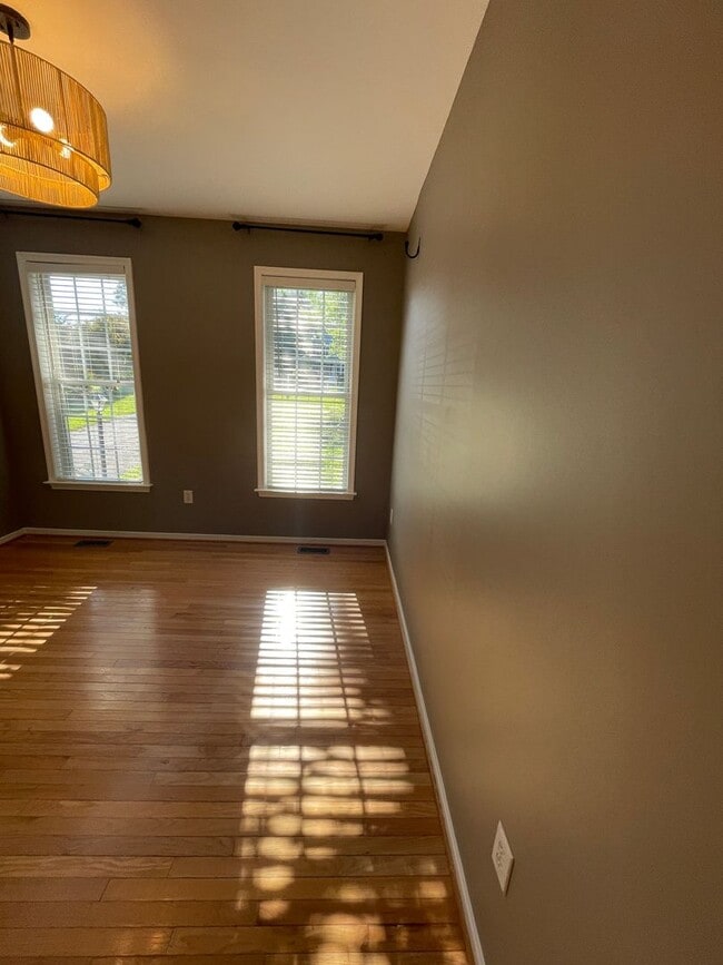 Building Photo - Large 4 Bedroom, 2.5 Bath Home in Atlee Hi...