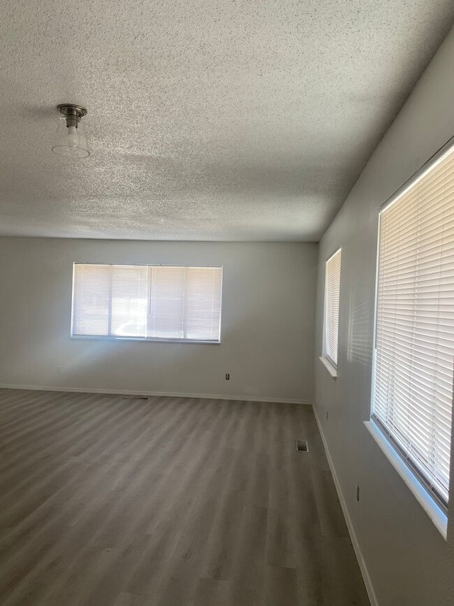 Building Photo - Beautiful remodeled home in northeast heig...