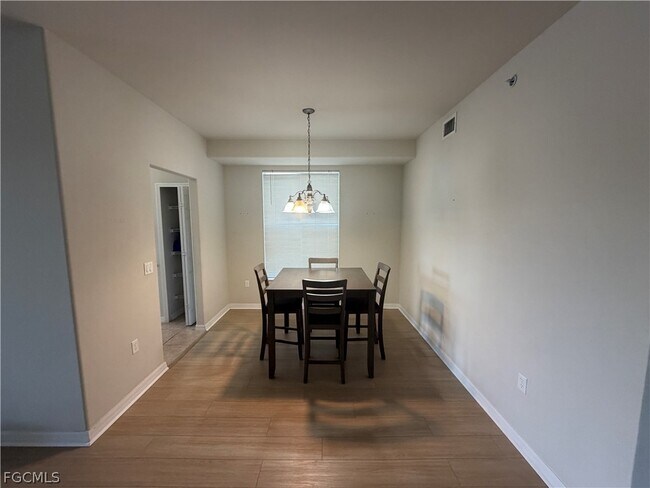 Foto del edificio - 10339 Whispering Palms Dr