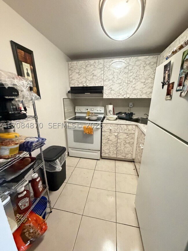 Foto del edificio - 606 W 81st St