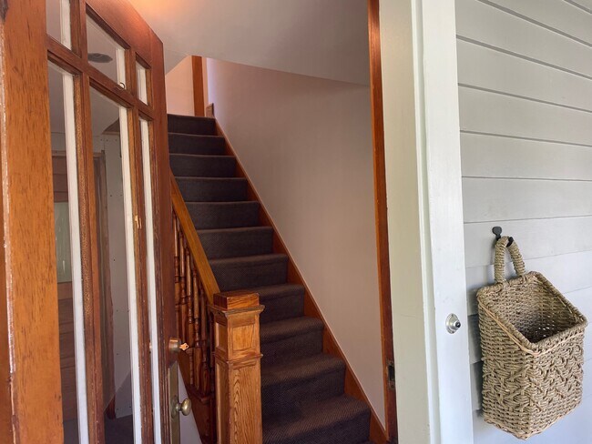 Interior Entrance & Foyer - 13 Middle St