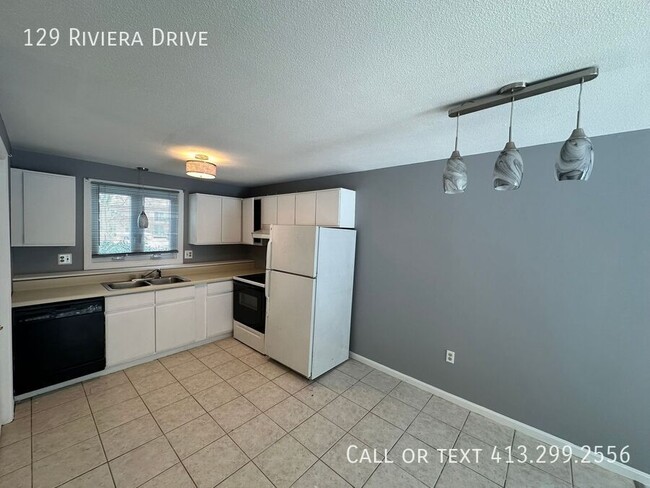 Foto del edificio - Charming 2-Bedroom in Agawam – Modern Comf...