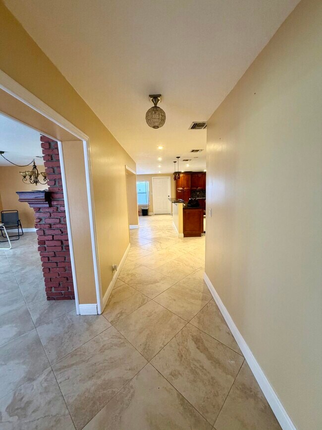 Foto del edificio - 2425 Ceceile Ave
