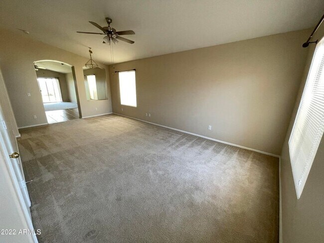 Building Photo - Spacious 3 bedroom home in El Mirage!