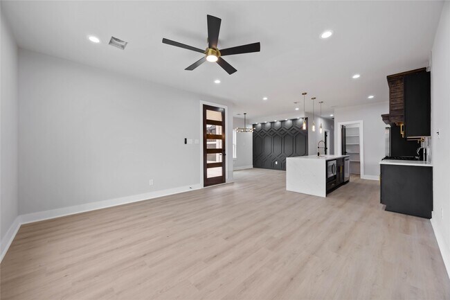 Foto del edificio - 8310 Mariah St