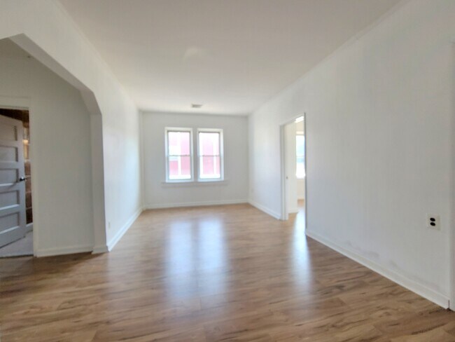 LR/DR - 551 Franklin Ave
