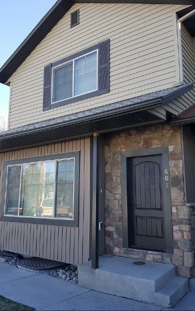 Building Photo - 4 bed 2.5 bath townhome in Rexburg