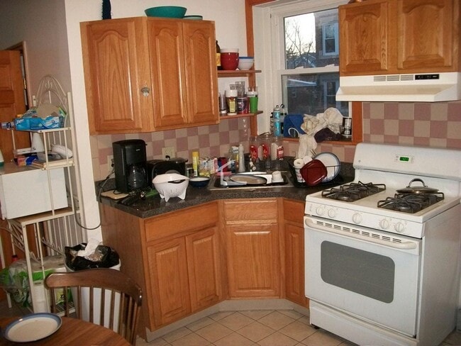 Building Photo - Spacious Brookline Apt near BU; perfect for students!  Granite Countertops, 2 Decks