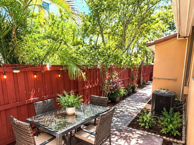 Foto del edificio - 1136 Northeast 17th Way, #1-2