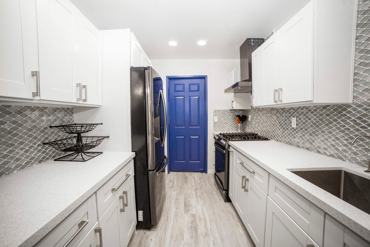Foto principal - 20651 Roscoe Blvd