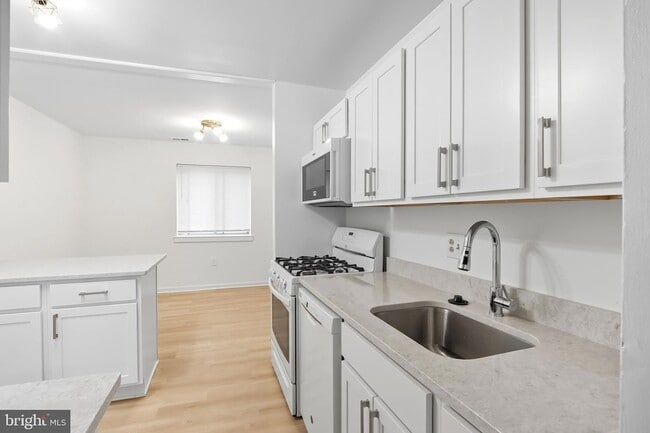 Building Photo - 5005 Green Mountain Cir