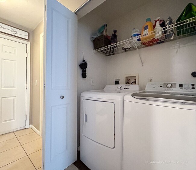 Foto del edificio - *3800 SW 20th Avenue - University Terrace ...