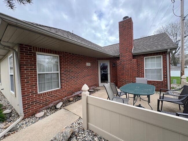 Foto del edificio - 229 Steeplechase Cir