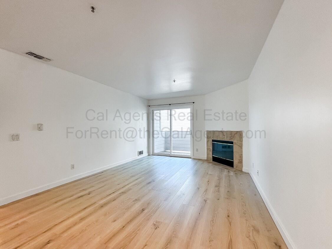 Foto principal - 6400 Christie Ave