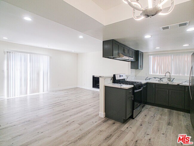 Foto del edificio - 17200 Roscoe Blvd
