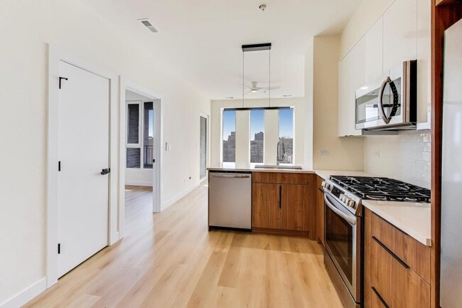 Building Photo - 1950 W Lawrence Ave