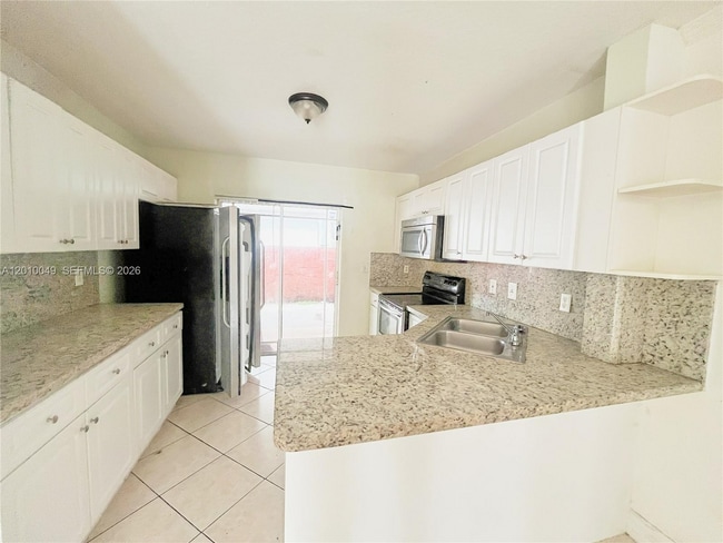 Foto del edificio - 11051 W Okeechobee Rd