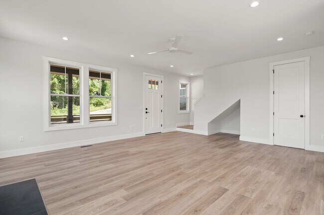 Building Photo - Modern Home in West Asheville!