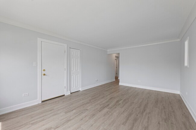 Foto del edificio - 8320 W Irving Park Rd