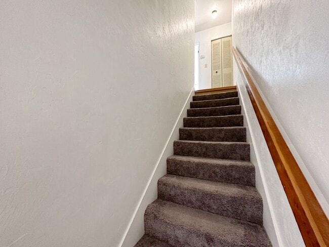 Building Photo - Oak Village - Beautiful 2 Bedroom, 1 Bathr...