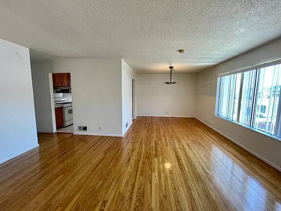 Foto principal - 494 Westmoor Ave