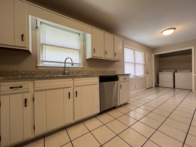 Building Photo - 809 Robin Hood Trail