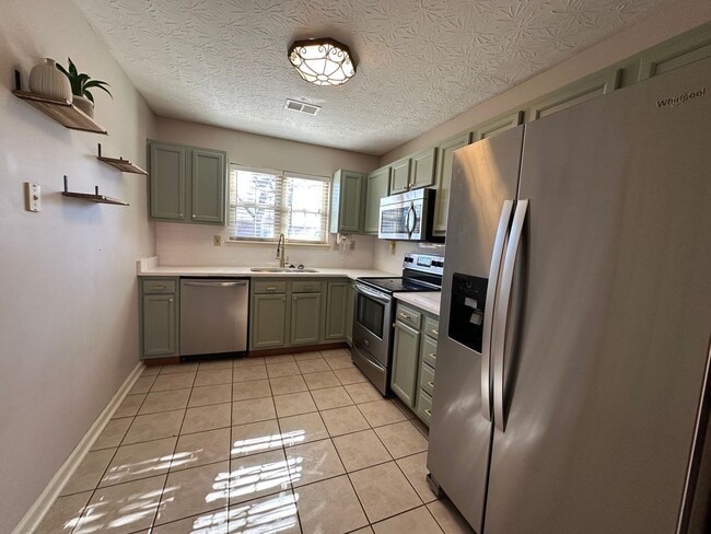 Building Photo - **COMING SOON!** Charming 3-BR, 2 Bath Home in South Lexington! Attached Garage, W/D