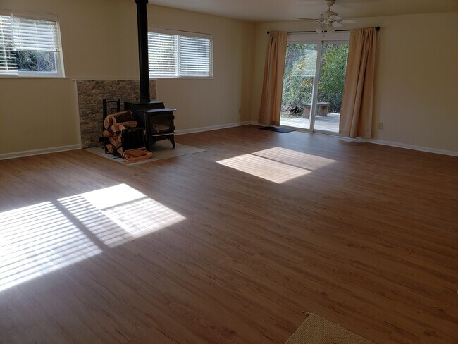 Building Photo - MEADOW VISTA/APPLEGATE HOUSE ON 2 ACRES