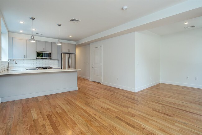 Building Photo - 57 Hudson Pl