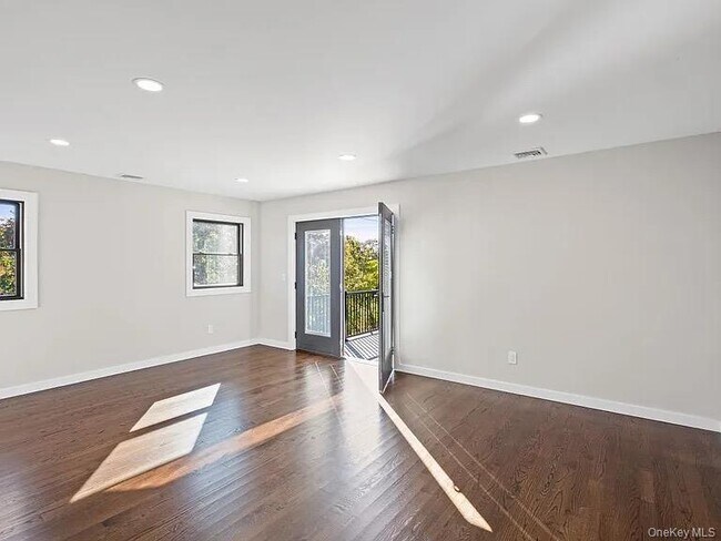 Foto del edificio - 42 Lamport Ave