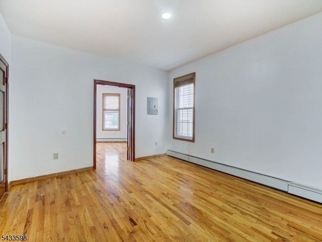 Foto del edificio - 921 Paterson Plank Rd