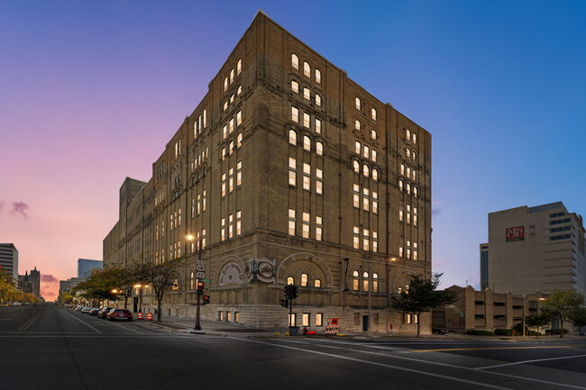 Foto del edificio - 270 E Highland Ave