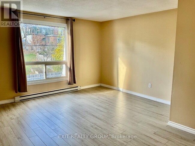 Building Photo - 156 Moira St E