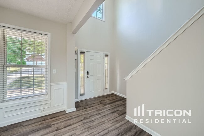 Building Photo - 733 Winbrook Dr