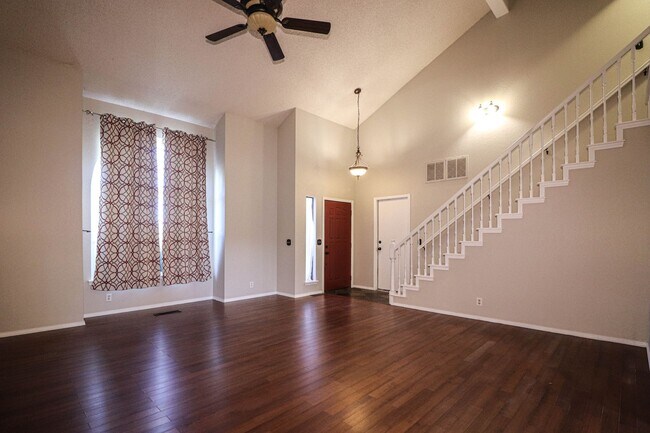 Foto del edificio - 4 bedroom, 2 1/2 bath, 2 car garage located in the quiet Summit View subdivision.