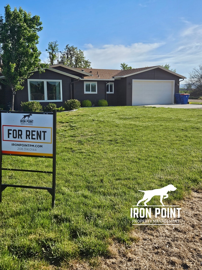 Building Photo - 2bed/1bath w/2 car garage & all appliances included.