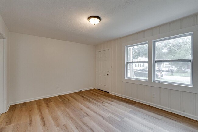 Building Photo - 105 S Howell Ave