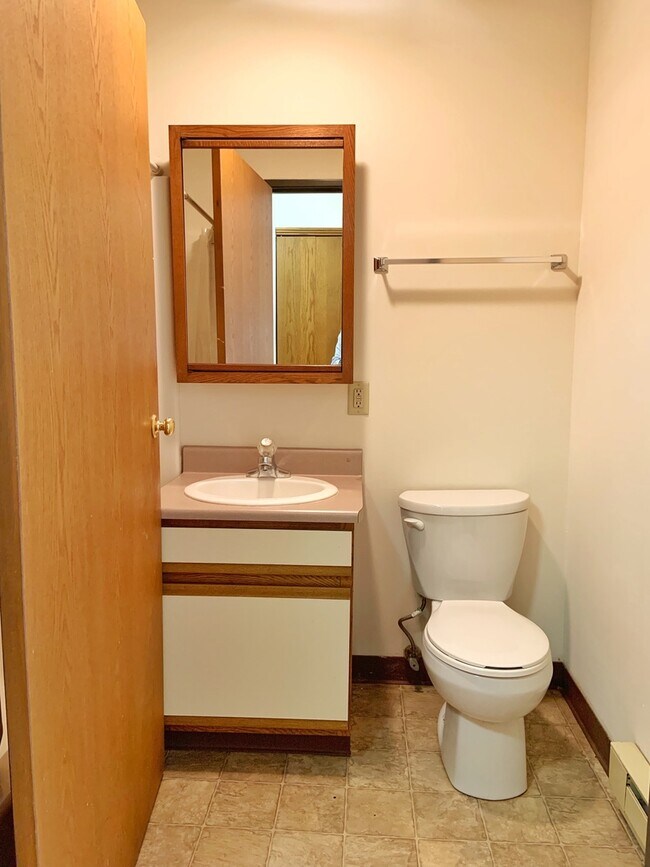 Foto del edificio - STUDIO Apartment, Hardwood Floors, Tall Ceiling, Downtown Waukesha!